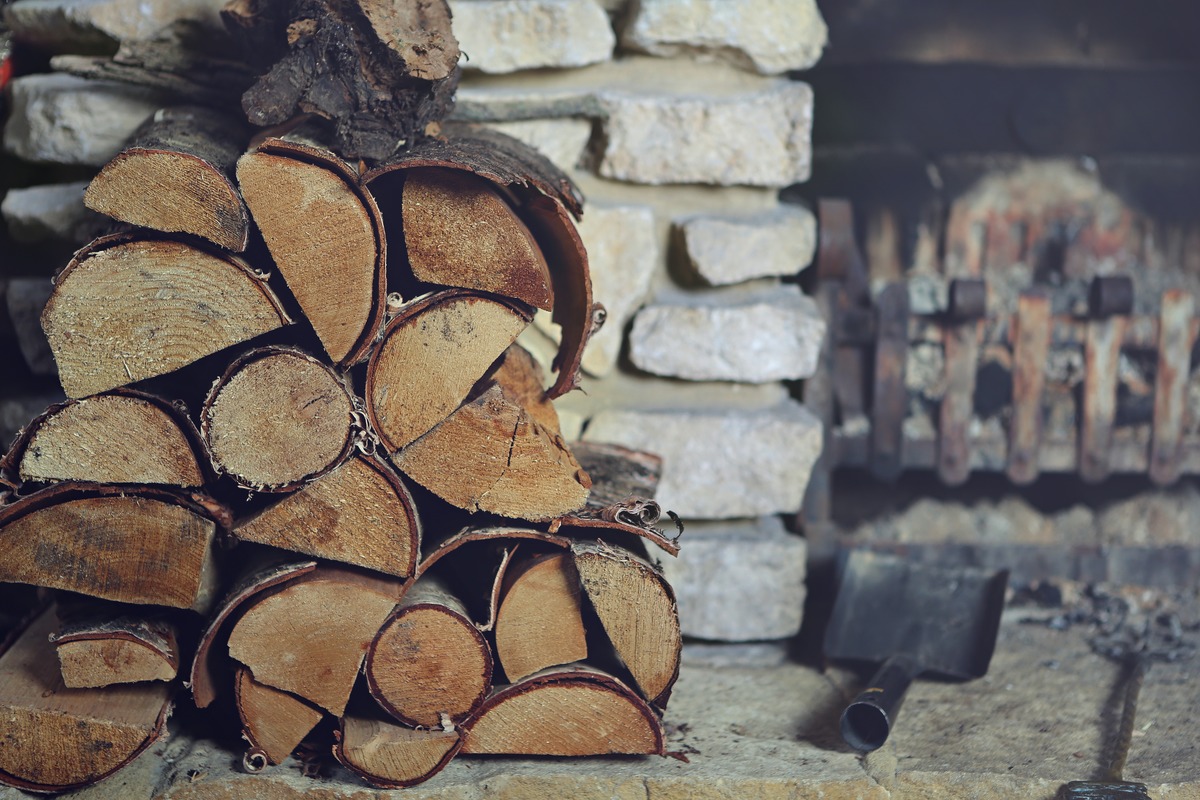 В чём хранить дрова для камина и бани